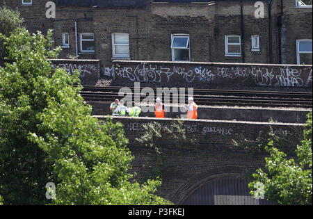 Attività di polizia su un binario ferroviario vicino a Loughborough giunzione stazione ferroviaria, vicino a Brixton nel sud di Londra dove tre persone sono morte in condizioni inspiegabili. Foto Stock