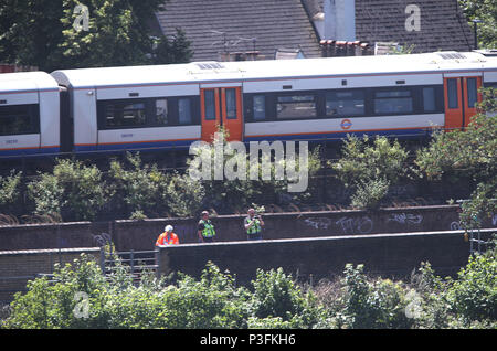 Attività di polizia su un binario ferroviario vicino a Loughborough giunzione stazione ferroviaria, vicino a Brixton nel sud di Londra dove tre persone sono morte in condizioni inspiegabili. Foto Stock