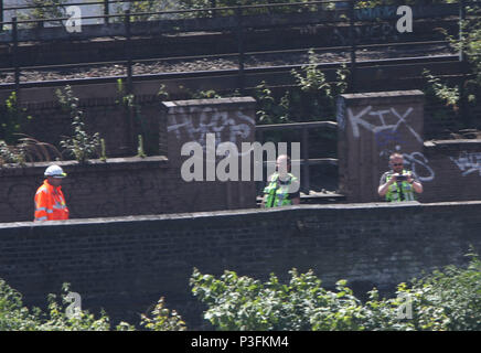 Attività di polizia su un binario ferroviario vicino a Loughborough giunzione stazione ferroviaria, vicino a Brixton nel sud di Londra dove tre persone sono morte in condizioni inspiegabili. Foto Stock