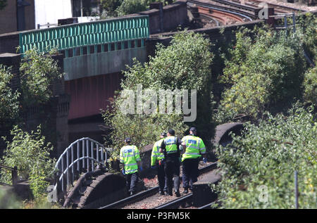 Attività di polizia su un binario ferroviario vicino a Loughborough giunzione stazione ferroviaria, vicino a Brixton nel sud di Londra dove tre persone sono morte in condizioni inspiegabili. Foto Stock