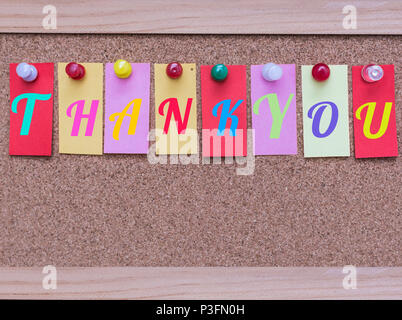Note adesive colorate con parole bianche grazie a un pannello messaggi di Cork Foto Stock