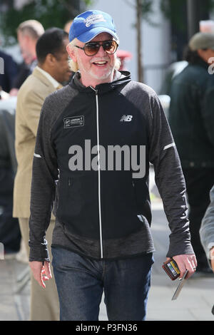 Chris Evans lasciando la sua BBC Radio 2 Studios dopo Hugh Grant giurò di due volte sul suo show breakfast mentre Hugh era promuovere "molto inglese scandalo" - Londra dotata: Chris Evans dove: Londra, Regno Unito quando: 18 maggio 2018 Credit: WENN.com Foto Stock