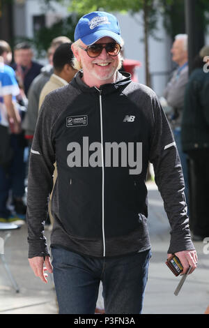 Chris Evans lasciando la sua BBC Radio 2 Studios dopo Hugh Grant giurò di due volte sul suo show breakfast mentre Hugh era promuovere "molto inglese scandalo" - Londra dotata: Chris Evans dove: Londra, Regno Unito quando: 18 maggio 2018 Credit: WENN.com Foto Stock