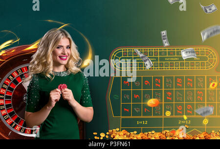 Collage di immagini di casinò con roulette e la donna. Femmina giocatore di poker hold poker chips. Il gioco d'azzardo e casino la concezione di business. Foto Stock