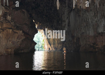 Zattere di bambù in ingresso grotta Tham Lod Grotte Mae Hong Son Provincia Nord della Thailandia Foto Stock