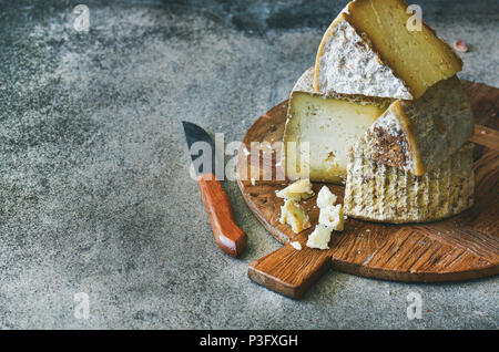 Assortimento di formaggi sulla tavola di legno, spazio di copia Foto Stock