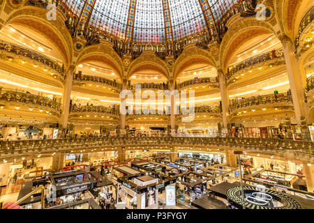 Splendido interno delle Galeries Lafayette ,una sistemazione di French department store di catena che si trova sul Boulevard Haussmann, Parigi, Francia Foto Stock