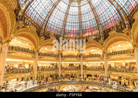 Splendido interno delle Galeries Lafayette ,una sistemazione di French department store di catena che si trova sul Boulevard Haussmann, Parigi, Francia Foto Stock