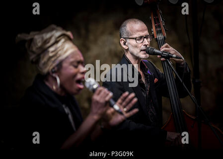 Yan Speake bassista e Ley Adewole cantante della grazia note effettuando al Giardino Trebah anfiteatro in Cornovaglia. Foto Stock