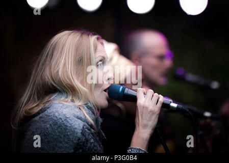 Janice Mitchelson cantante con la grazia delle note in esecuzione al Giardino Trebah anfiteatro in Cornovaglia. Foto Stock