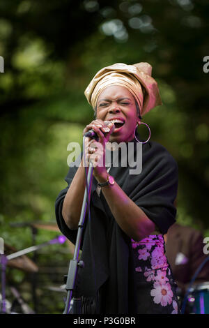 Ley Adewole cantante con la grazia delle note in esecuzione al Giardino Trebah anfiteatro in Cornovaglia. Foto Stock