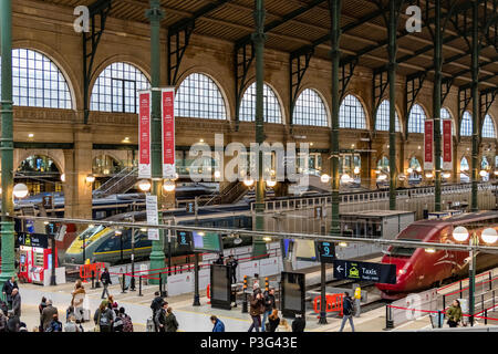 Il concourse alla stazione ferroviaria Gare du Nord di Parigi , la stazione più trafficato in Europa ,Parigi,Francia Foto Stock