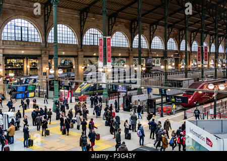 Il concourse alla stazione ferroviaria Gare du Nord di Parigi , la stazione più trafficato in Europa ,Parigi,Francia Foto Stock