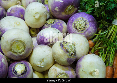 Brassica rapa o rape e mazzo di carote con cime al Mercato del contadino Foto Stock