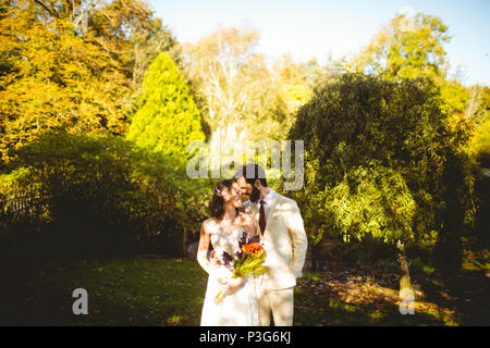 Romantico sposa e lo sposo che abbraccia ogni altro Foto Stock