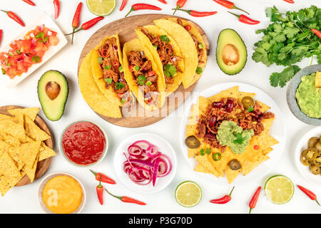 Una foto aerea di un assortimento di molti diversi piatti messicani, compresi i tacos, guacamole, Pico de Gallo, nachos e altri Foto Stock