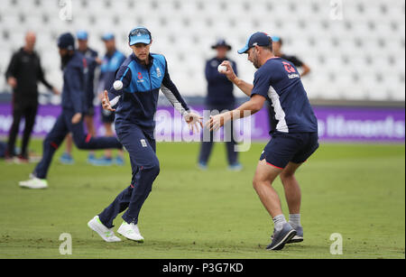 Inghilterra è Joe Root durante una sessione di reti a Trent Bridge, Nottingham. Foto Stock