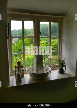 Finestra sopra il giardino la Thomas Hardy's Cottage in maggiore Bockhampton, Dorset Foto Stock