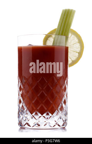 Una piccante bloody mary cocktail in un cristallo galsss, girato in bianco con una piccola riflessione Foto Stock