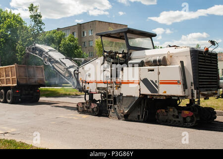 Macchine stradali riparazioni la strada Foto Stock