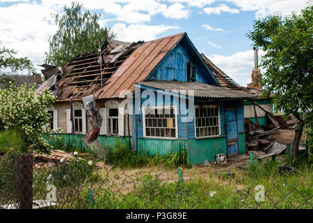 Una casa con un tetto rotto Foto Stock