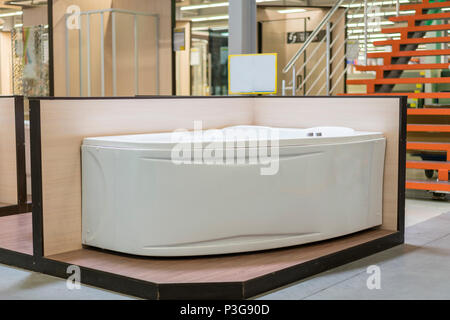 Bagno bianco nell'edificio store. bagni in plumbing store. Ingegneria sanitaria shop. Le stanze da bagno bianche. Angolo bathtup nell' edificio store. Foto Stock