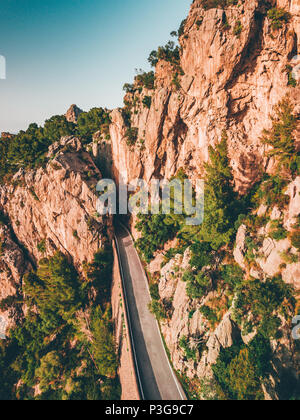 Kurven Strasse von Oben serpeggiante strada tortuosa über den wolken im Nebel Abenteuer Reisen Foto Stock