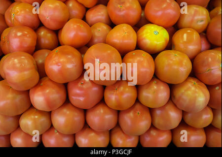 Sfondo di cibo - pila di pomodori nel mercato degli agricoltori Foto Stock