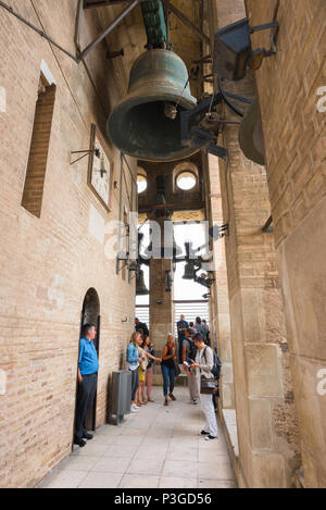 Cattedrale di Siviglia tower, turisti nella foto sulla galleria di osservazione di la torre Giralda con le campane della cattedrale situati al di sopra di esse, Siviglia, Spagna. Foto Stock