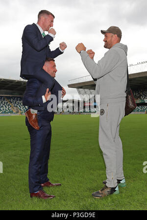 Carl Frampton ascensori Paddy Barnes fino ad una immagine con Tyson Fury durante la conferenza stampa al Windsor Park di Belfast. Foto Stock