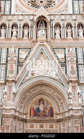 Ornati in stile neo-gotico con la facciata della Cattedrale di Santa Maria del Fiore o Duomo di Firenze (Il Duomo di Firenze), un famoso sito patrimonio mondiale dell'UNESCO un Foto Stock