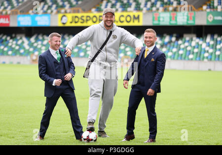 Paddy Barnes (sinistra), Tyson Fury e Carl Frampton (a destra) durante la conferenza stampa al Windsor Park di Belfast. Foto Stock