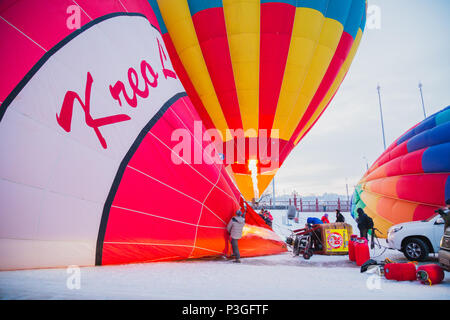 NIZHNY Novgorod, Russia - 24 febbraio 2018. Mass-start sul festival di aria calda ballons Foto Stock
