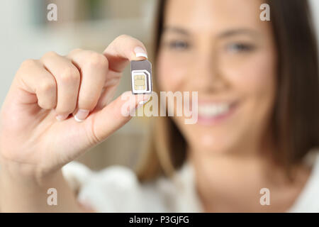 In prossimità di una donna felice mano che tiene una scheda sim Foto Stock