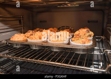 Home cotta golden choc chip, banana e cereali e muffin preparati in una cucina a Sydney in Australia appena fuori del forno Foto Stock