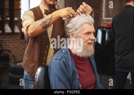 Attento uomo maturo aspettano di nuovo stile Foto Stock