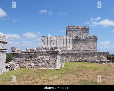 Favolose rovine del tempio Maya dio dei venti nella città messicana di Tulum in Quintana Roo in Messico sul sito archeologico con nuvoloso cielo blu in guerra 2018 Foto Stock