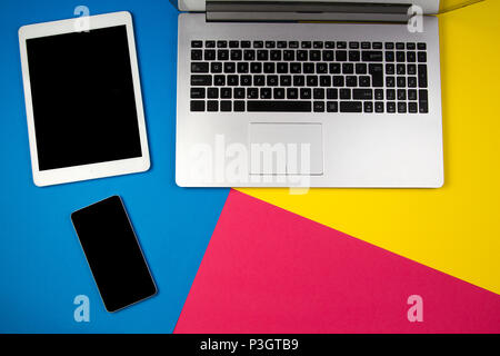 Computer laptop e tablet e telefono cellulare su sfondo colorato Foto Stock