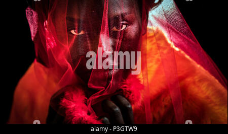 Bintou rientrano i modelli un design da Sabrina stili, parte della sua nato il pane di segale raccolta, davanti a Leeds Arts University Graduate fashion show in Leeds Town Hall. Foto Stock