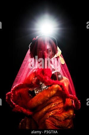 Bintou rientrano i modelli un design da Sabrina stili, parte della sua nato il pane di segale raccolta, davanti a Leeds Arts University Graduate fashion show in Leeds Town Hall. Foto Stock