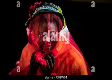 Bintou rientrano i modelli un design da Sabrina stili, parte della sua nato il pane di segale raccolta, davanti a Leeds Arts University Graduate fashion show in Leeds Town Hall. Foto Stock