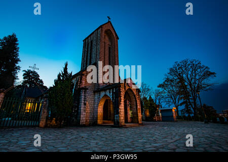 Antica chiesa in pietra di sapa con il blu del cielo notturno più popolari destinazioni di viaggio di sapa norhtern del Vietnam Foto Stock