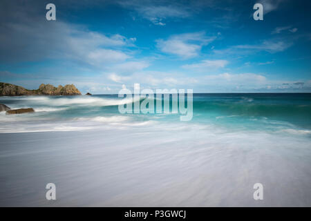 Le onde di laminazione Porthcurno Foto Stock