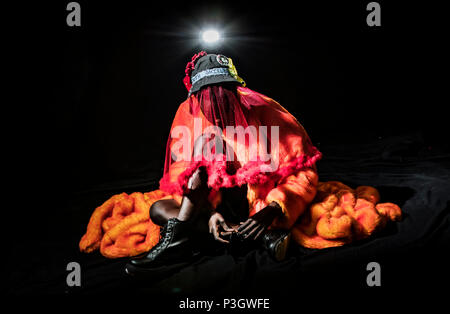 Bintou rientrano i modelli un design da Sabrina stili, parte della sua nato il pane di segale raccolta, davanti a Leeds Arts University Graduate fashion show in Leeds Town Hall. Foto Stock