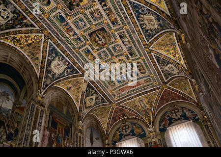 Siena, Italia - 15 Agosto 2016 : interno del Duomo di Siena cattedrale Foto Stock