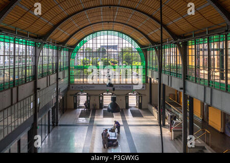 Piattaforma spaziosa hall di Wrocław Główny - stazione ferroviaria principale Foto Stock