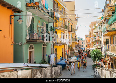 Cinque Terre, Italia - 16 Agosto 2016 : villaggio sul mare Manarola, colorati edifici e persone turistiche Foto Stock