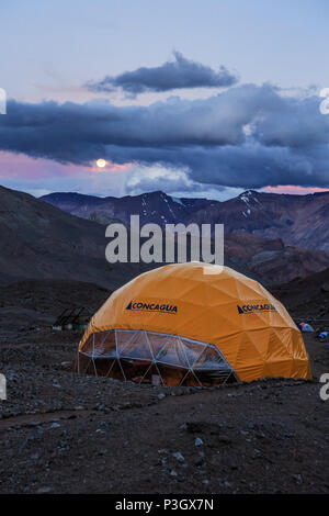 Campo Base tenda a Plaza de Argentina al di sotto del Aconcagua, Mendoza, Argentina Foto Stock