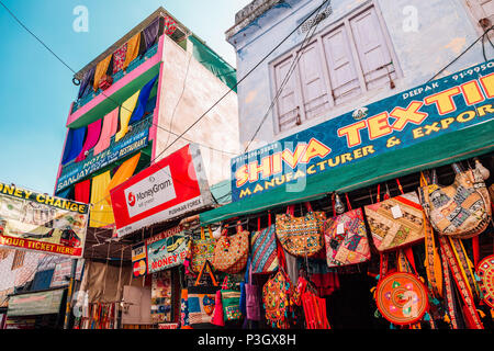 Pushkar, India - 9 Dicembre 2017 : stile indiano shop borsa a Pushkar old street market Foto Stock