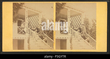 354 vista di un gruppo di persone sul portico, da Robert N. Dennis raccolta di vista stereoscopica Foto Stock